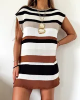 Vestido corto tejido con hilo de algodón a rayas horizontales en tonos celeste, azul, marrón, blanco, naranja y verde. Tiene cuello redondo y mangas cortas. El ruedo es desflecado.