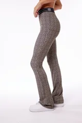 Pantalón bootcut de polisap con estampado de logos en tonos beige y negro. Elástico negro con logo tejido en la cintura.