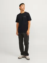 Camiseta negra de manga corta y cuello redondo con logo Jack & Jones estampado en el pecho.