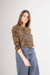 Remerón de seda fría con estampado animal print.