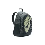 Mochila Nike Hayward color verde oliva con estampado floral sutil. Cuenta con un compartimento principal con cierre, funda interna para laptop, bolsillos laterales y sistema de cordones elásticos en el frente para sujetar objetos. Tiene correas acolchadas ajustables y correa de esternón para mayor comodidad.
