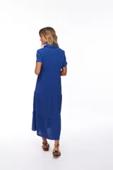Vestido midi camisero azul con botones frontales, corte en la cintura y falda con volantes.