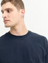 Remera de manga corta color petróleo, de corte recto y cuello redondo.