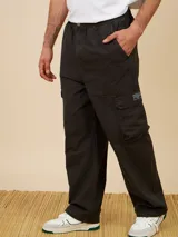 Pantalón cargo azul petróleo de corte holgado, con cintura elástica ajustable con cordón y bolsillos laterales con solapa.