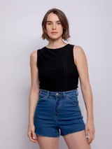 Short de jean negro con cuatro bolsillos, presillas y terminación desflecada.
