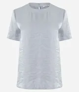 Blusa plateada de mangas cortas con cuello redondo pespuntado, botón en la espalda y superficie metalizada.