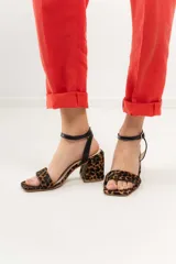 Sandalia de fiesta con tira ancha y taco de 7 cm, en terciopelo con estampado animal en tonos marrones y negros.