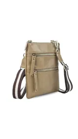 Bandolera tipo phone bag color verde militar, con correa larga regulable y desmontable. Tiene cierre metálico superior y dos bolsillos frontales con cierre.