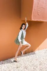 Bolso deportivo tipo duffel bag de nylon color negro, con asas de mano y correa ajustable para hombro. Diseño simple y funcional.