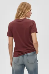 Remera de manga corta, cuello redondo y calce holgado.