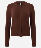 Cardigan blanco de punto liso con cuello redondo, mangas largas y cierre frontal con botones. El bajo es acanalado.