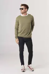 Sweater verde oliva de punto con cuello redondo y mangas largas.