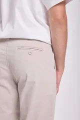 Pantalón chino color beige, de corte recto.