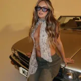 Top halter con estampado animal print en tonos beige y marrón, con cuello alto y abertura en el frente.