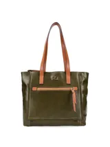 Cartera shopper de cuero vacuno color negro con doble asa de hombro color marrón. Cuenta con bolsillo frontal con cierre y logo metálico de la marca.