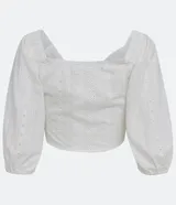 Blusa cropped blanca de laise texturizado, con escote cuadrado, mangas 3/4 abullonadas con puños elásticos y lazo decorativo en el busto.