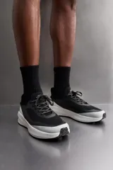 Zapatilla deportiva color crudo para uso diario y carreras ligeras. Parte superior de tejido de punto transpirable con puntera y talón recubiertos de material Shield Protect Max. Ajuste con cordones, tirador trasero y plantilla OrthoLite® extraíble. Entresuela con tecnología Spume Foam V3 y suela de goma.