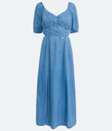 Vestido midi de jean celeste con escote en V, mangas cortas abullonadas, botones forrados en el frente, abertura frontal y corte en la cintura.
