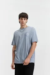Remera celeste de manga corta con estampado de mapa en la espalda.