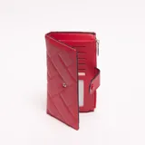 Billetera de mujer color rojo, con diseño acolchado en patrón de espiga y cierre a presión.