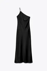 Vestido midi negro de satén, con escote asimétrico y tirante fino.