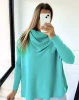 Polerón verde agua de tejido de punto, corte oversize con cuello caído y mangas largas ajustadas.