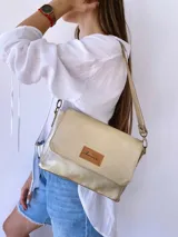 Bandolera dorada de cuero, con forro de tela y bolsillo interior. Incluye correa larga con cadena desmontable y correa corta de cuero desmontable.