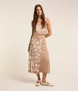 Blusa cropped de viscolino color beige con breteles anchos, escote cuadrado con detalle de ondas y bordado floral.
