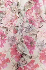 Camisa sin mangas con estampado floral en tonos rosados, escote en V y volantes en el mismo tejido.