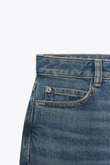 Pantalón de jean azul de corte recto y holgado, con tiro medio y cinco bolsillos.