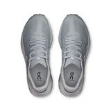 Championes urbanos grises con suela gruesa y cordones.