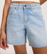 Bermuda de denim para mujer con cintura media y bajo deshilachado. Cuenta con trabillas en la cintura, cierre tradicional y bolsillos funcionales. Confeccionada en algodón con un toque de elastano.