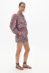 Camisa de lino color ladrillo con estampado de flores azules, cuello mao, mangas largas abullonadas con puño elástico y corte holgado.