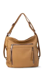 Cartera color ocre con textura símil cuero, que puede usarse como mochila o bolso de hombro. Tiene múltiples bolsillos con cierre, división interna y correa ajustable.