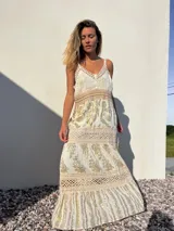Vestido largo de estilo bohemio, color crudo con detalles dorados y crochet.