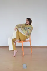 Pantalón de jersey de lana merino color lila y amarillo, de tiro medio y silueta holgada. Se ajusta con un cinturón del mismo tejido que se ata en la espalda.