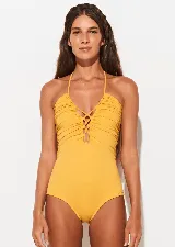 Traje de baño enterizo amarillo con escote halter, detalle de fruncido en el busto y tiras cruzadas en el centro.