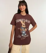 Remera marrón de algodón con cuello redondo y mangas cortas. Estampa frontal de un conejo con gafas de sol y texto "Sunset Blvd. Los Angeles California".