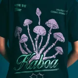 Remera negra de corte clásico con estampado de hongos y la palabra "Kaboa" en el pecho. El diseño incluye una estructura molecular debajo del texto.