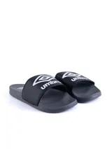 Ojotas negras marca Umbro, con logo blanco en la tira superior.