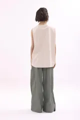 Musculosa negra de algodón con corte holgado.