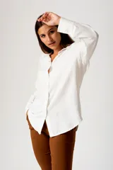 Camisa blanca de viscosa y nylon, de corte clásico y mangas largas.