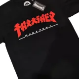 Remera negra de manga corta con estampado frontal del logo de Thrasher con la imagen de Godzilla.
