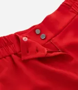 Short de vestir rojo, de cintura alta con elástico en los laterales y doble botón.