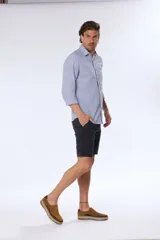Bermuda clásica azul marino, de corte recto y largo a la rodilla.