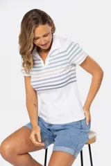 Remera polo blanca con rayas horizontales en tonos verde, celeste, beige y gris.