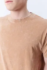 Remera de manga corta color beige oscuro con efecto lavado.