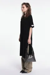 Vestido midi gris de corte recto, con cuello redondo y mangas cortas.