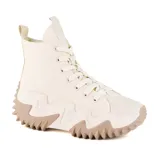 Zapatillas deportivas de caña alta color blanco con suela gruesa en dos tonos: blanco y marrón en la parte delantera, y blanco y negro en la parte trasera.