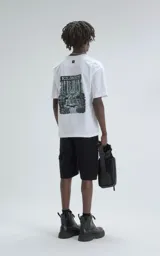 Remera blanca de algodón premium con corte oversize, hombros caídos y cuello redondo. Presenta un texto estampado en el pecho que dice "QUE NO ENTIENDAN NADA".